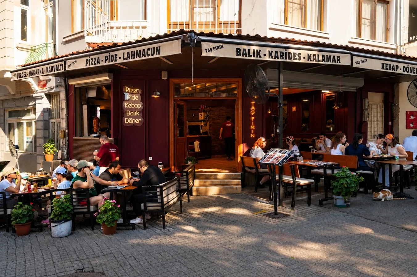 Adalar'ın Popüler Mekanı: Taşfırın Lovemacun Detaylı Menü ve Müşteri Yorumları İncelemesi